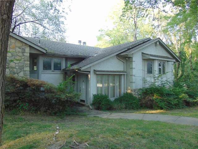 view of front of house featuring a front yard