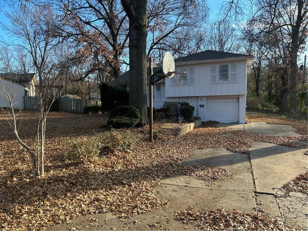 view of front facade featuring a garage