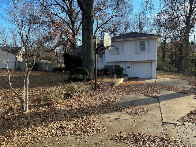 view of front facade featuring a garage