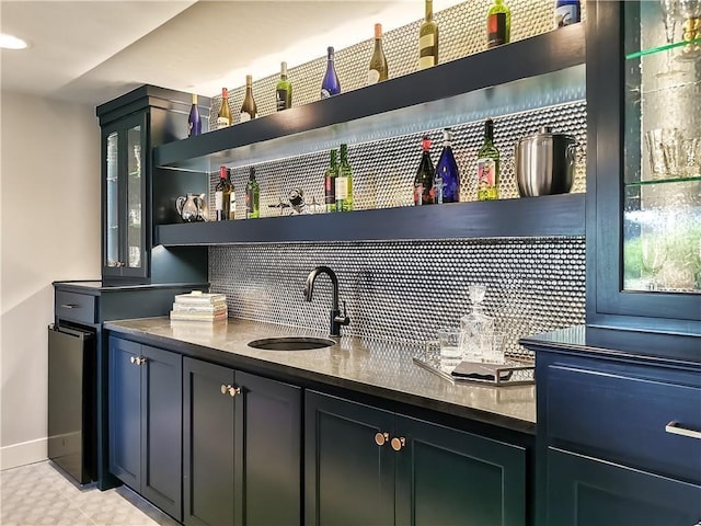 bar with decorative backsplash and sink