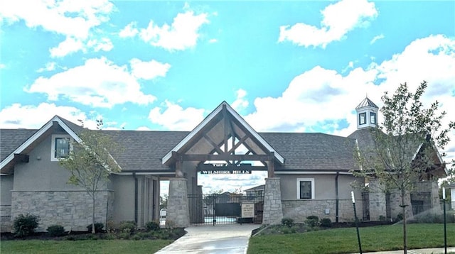 view of front facade with a front lawn