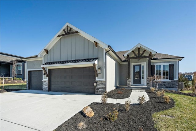 view of front facade featuring a garage