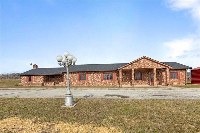 view of front facade with a front yard