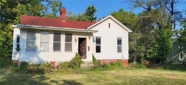 view of front of house featuring a front lawn