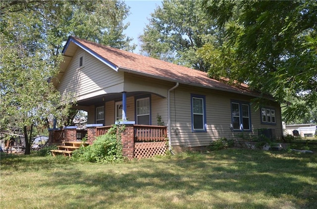 view of front of home featuring a front yard