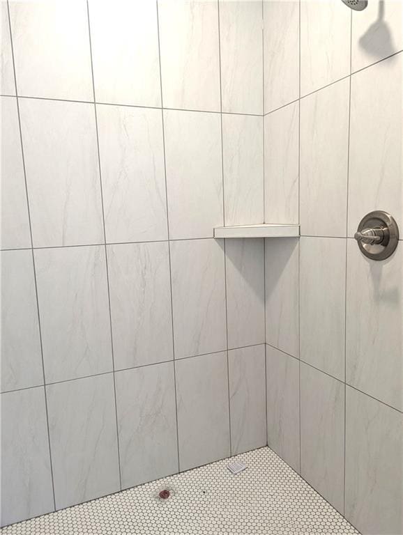 bathroom featuring a tile shower