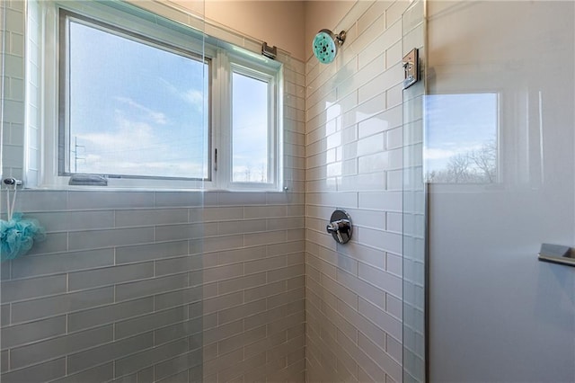 bathroom featuring a tile shower