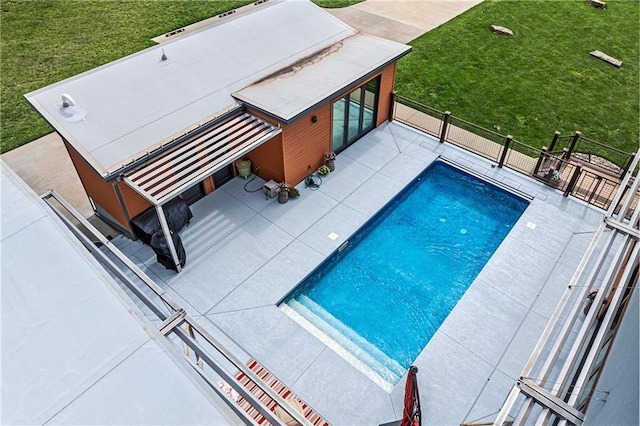 view of swimming pool featuring a lawn