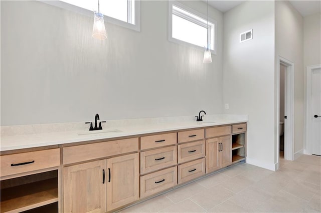 full bathroom with a sink, visible vents, and a healthy amount of sunlight