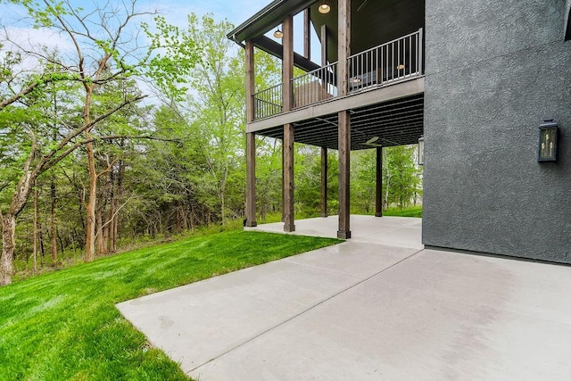 view of yard featuring a patio