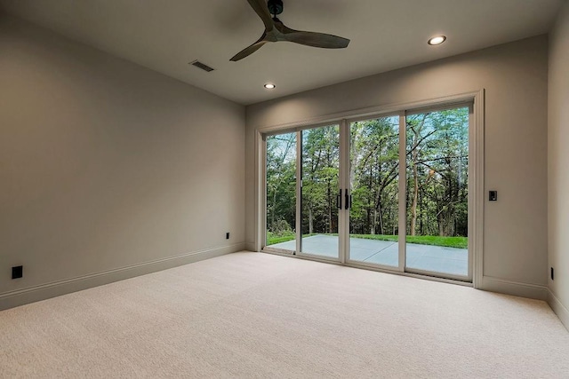 unfurnished room featuring ceiling fan and carpet