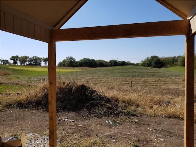 view of yard featuring view of golf course