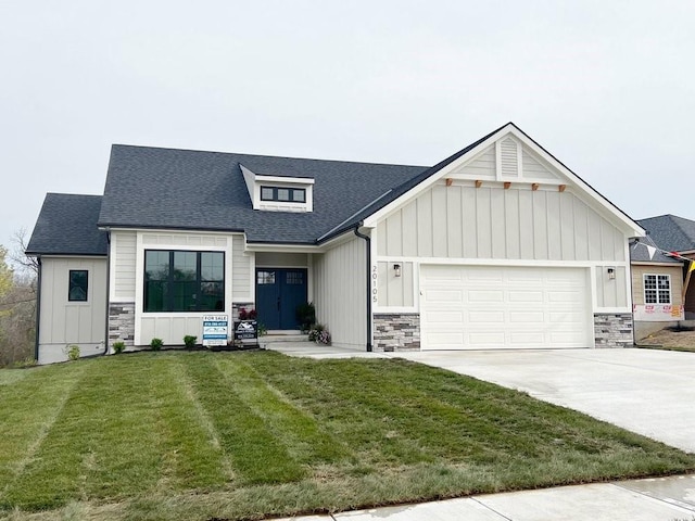 view of front facade with a garage and a front yard