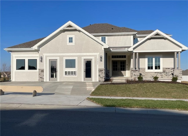 craftsman house featuring a front lawn