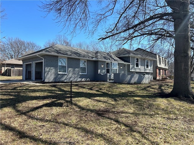 view of front of property featuring a front yard