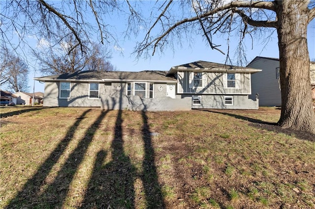 view of front facade featuring a front yard