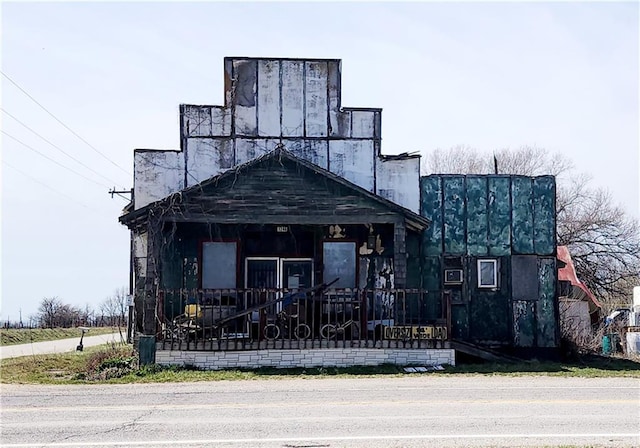 view of front facade with a porch