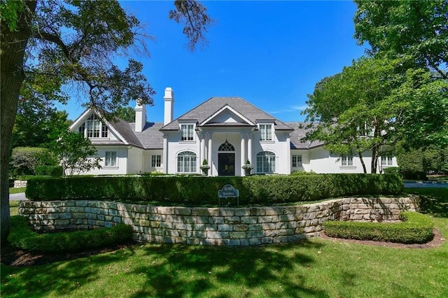 view of front facade featuring a front yard