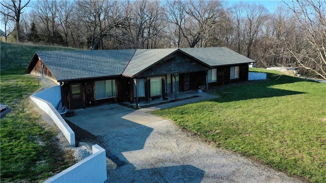 view of front of property featuring a front lawn