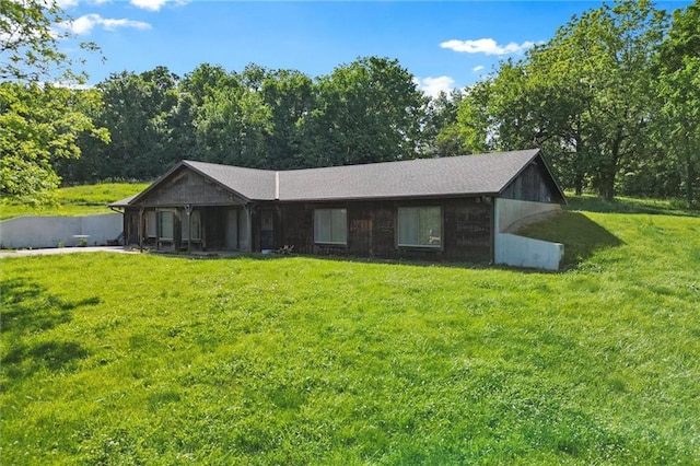 ranch-style home featuring a front lawn