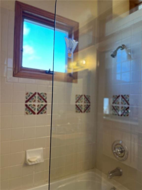 bathroom with tiled shower / bath