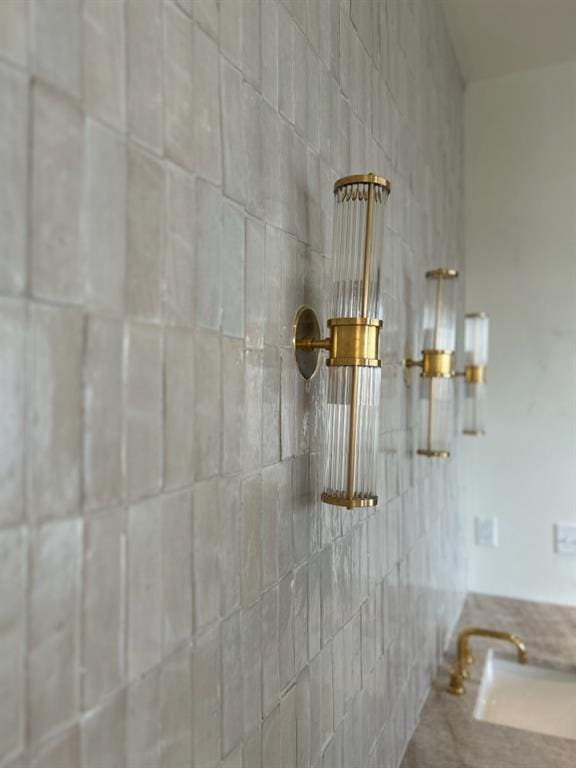 room details featuring tiled shower