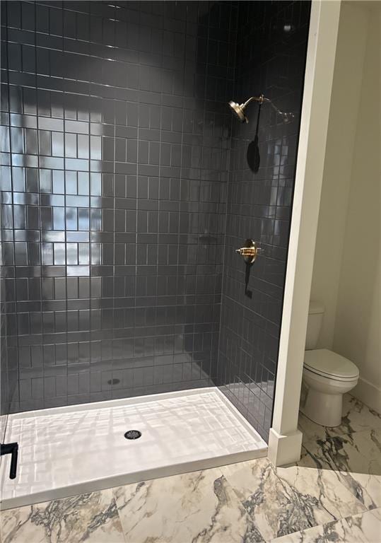 bathroom with toilet and tiled shower