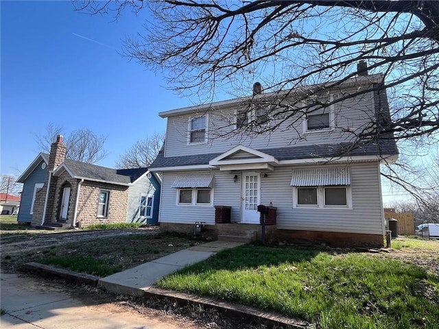 front of property with a front lawn