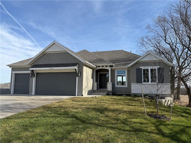 view of front of property featuring a garage and a front yard