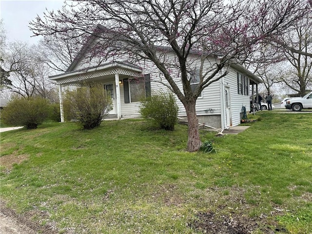 view of front of property with a front lawn