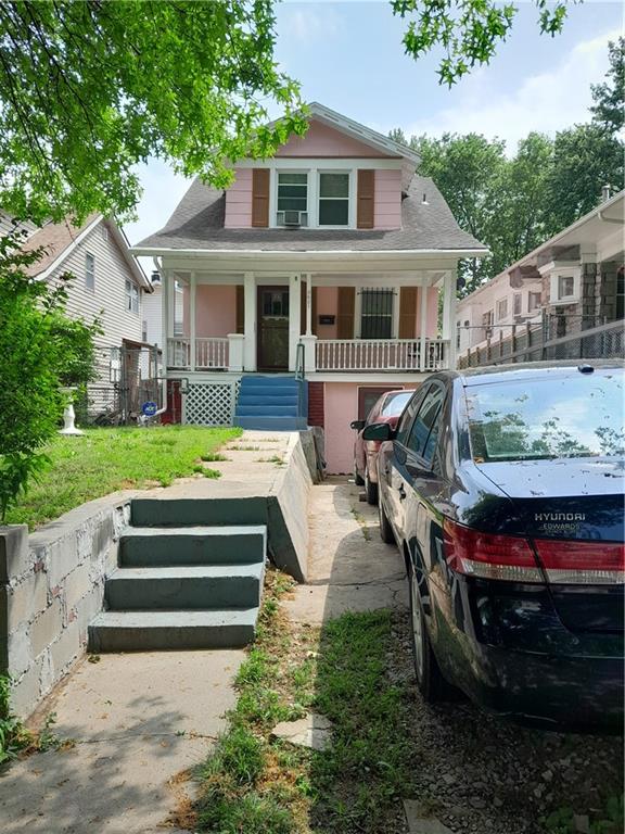 3621 Thompson Ave, Kansas City, MO 64124 - bungalow-style house featuring covered porch