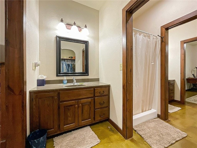 bathroom with a shower with shower curtain and vanity