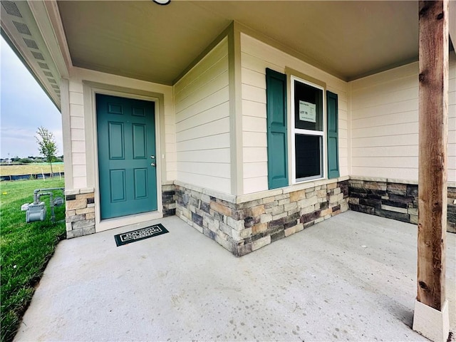 entrance to property featuring covered porch