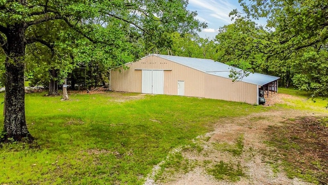 view of yard featuring an outdoor structure