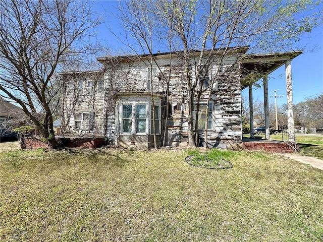 view of front of home with a front lawn