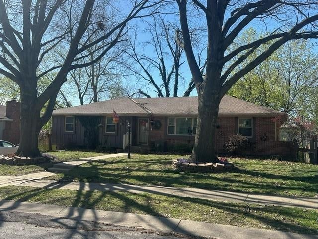 single story home featuring a front yard