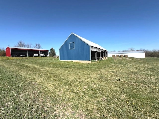 view of yard featuring an outdoor structure