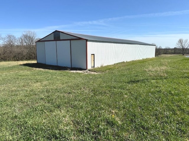 view of yard with an outdoor structure