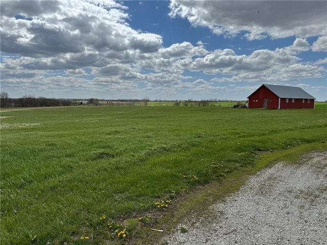 view of yard featuring a rural view