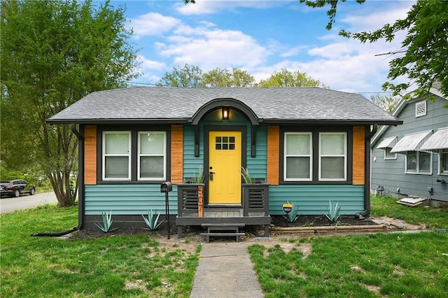 view of front of home featuring a front yard