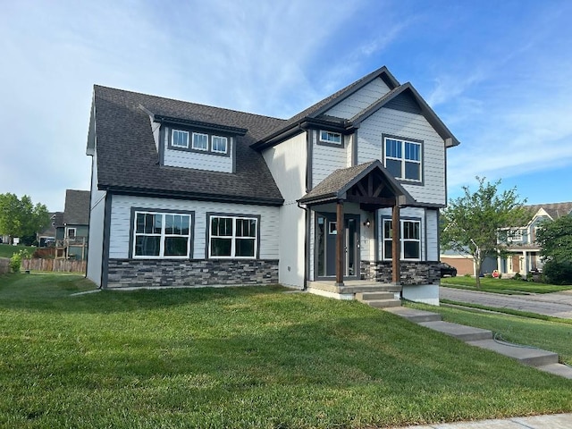 craftsman inspired home featuring a front lawn