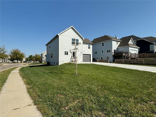 view of front of home featuring a front lawn and a garage