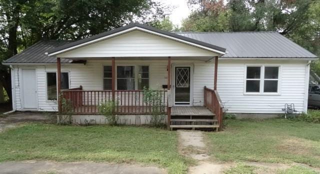 view of front facade featuring a porch and a front lawn