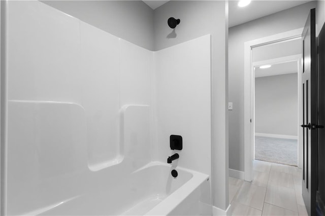 bathroom with washtub / shower combination