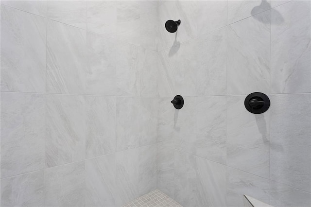 interior details with a tile shower