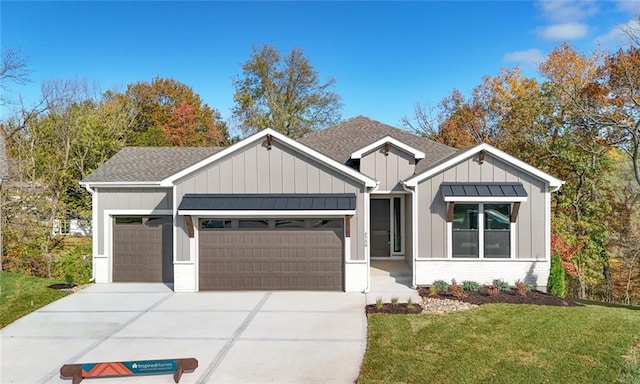 view of front of home featuring a front yard and a garage