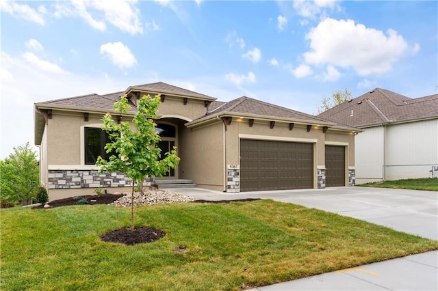 view of front facade featuring a front yard and a garage