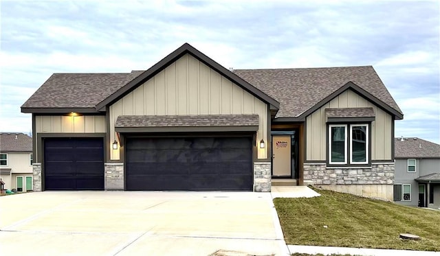 view of front facade featuring a front lawn and a garage