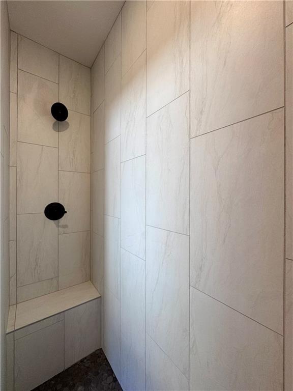 bathroom featuring tiled shower