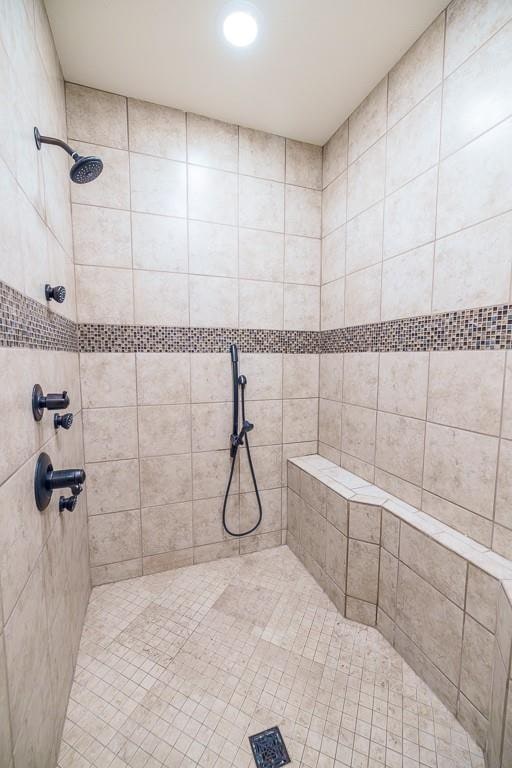 bathroom featuring tiled shower